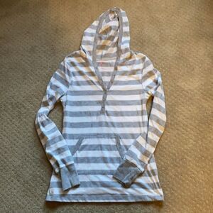 Mix & Co. Hoodie. Size Small. Gray and white color. Good condition.